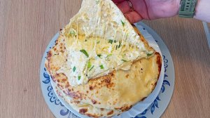 Лепёшка с творогом, сыром и зеленью! Безумно вкусно 😋😋😋 и просто в приготовлении!