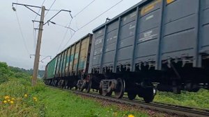 Электровозы 4ЭС5К-062 и 4ЭС5К-051 "Ермак" с грузовыми поездами в летний дождь на Транссибе.