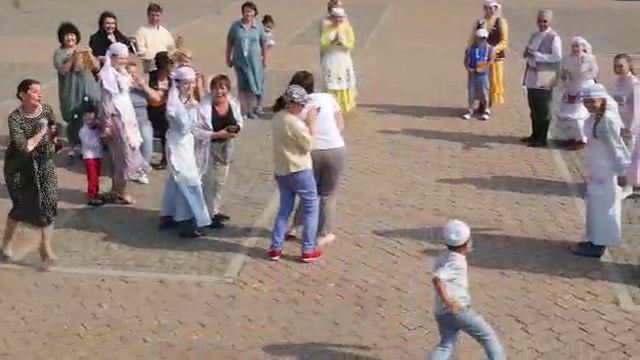 Татарская народная игра "В кругу"
