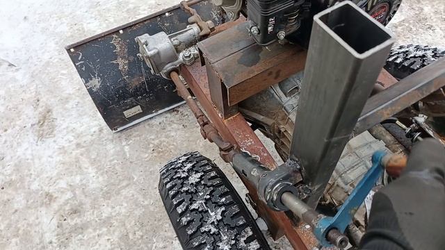 Подъемный механизм переднего отвала с помощью рулевого редуктора на минитрактор