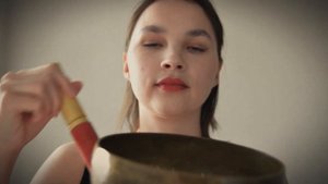 АСМР Поющая чаша. Читаю теорию о звукотерапии. Тихий голос. Звуки тибетской чаши и музыка