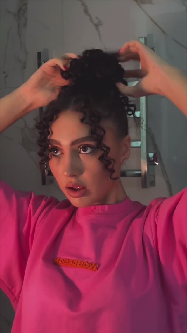 Стильный и модный пучок из афрокудрей #hairstyle #hairtok #hairtutorial #hair #beauty