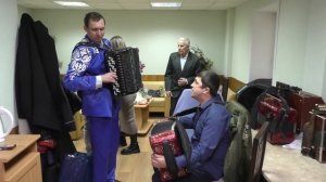 Милого узнаю по походке!
