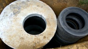 Недорогая канализация из двух колодцев для частного дома своими руками