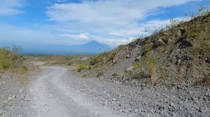 Строительство, шахтёры используют бамбукоые палки что бы скинуть песок