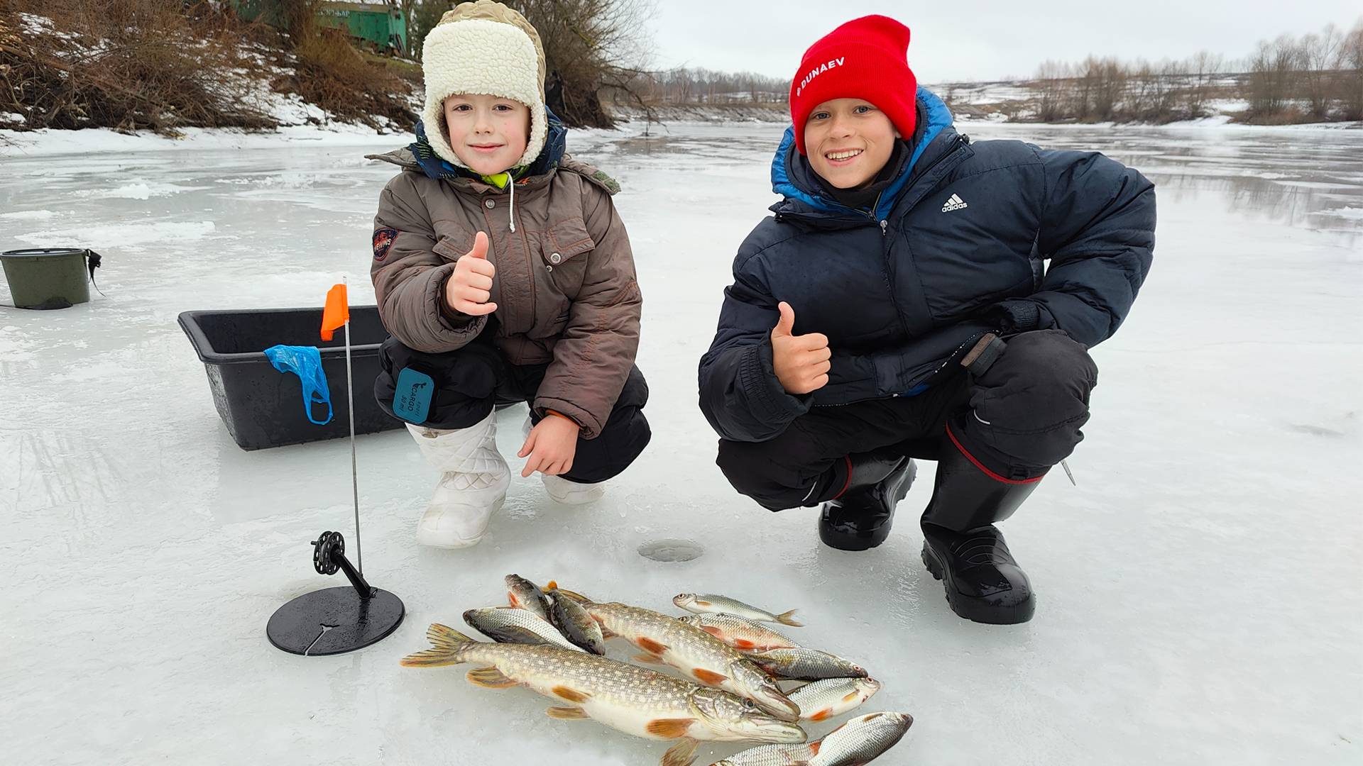 Рыбалка с молодым поколением 😊 Ловим плотву и щуку на первой рыбалке со льда. смотреть онлайн