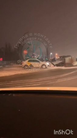 Автомобиль влетел в огромную яму на улице Остужева 😱