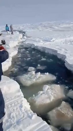 Триста рыбаков оказались на отколовшемся участке льда в Сахалинской области, сообщает МЧС России