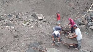 Строительство, шахтёры копают песок