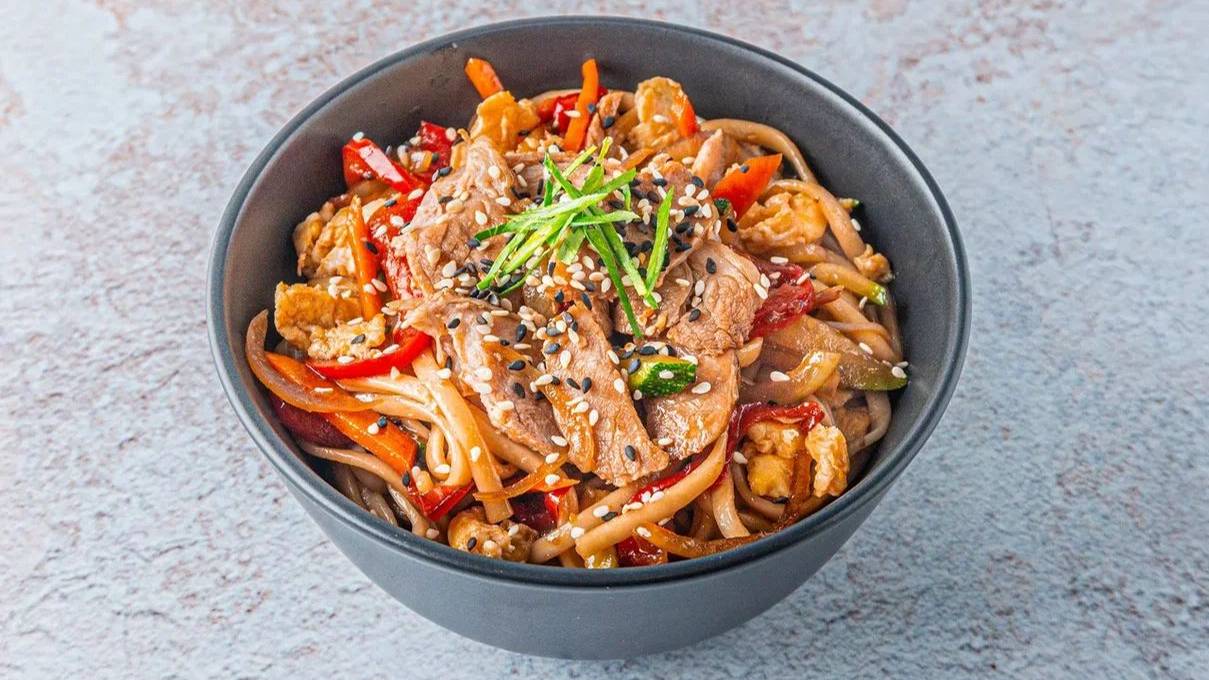 Лапша Wok!Удон с курицей и овощами в соусе терияки. смотреть онлайн