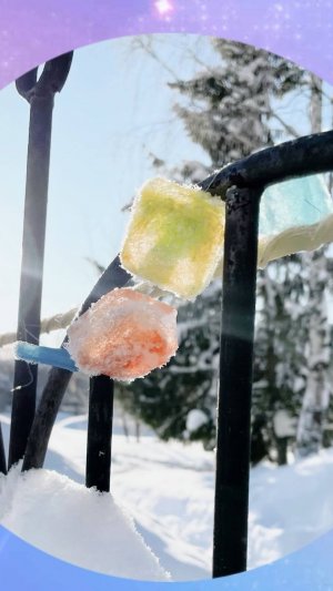 Зимние украшения из красочного льда.