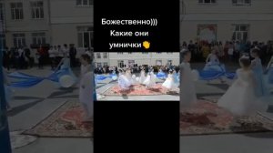 Красиво танцуют.
