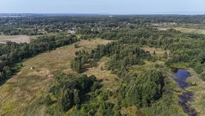 Живописный участок с озером.