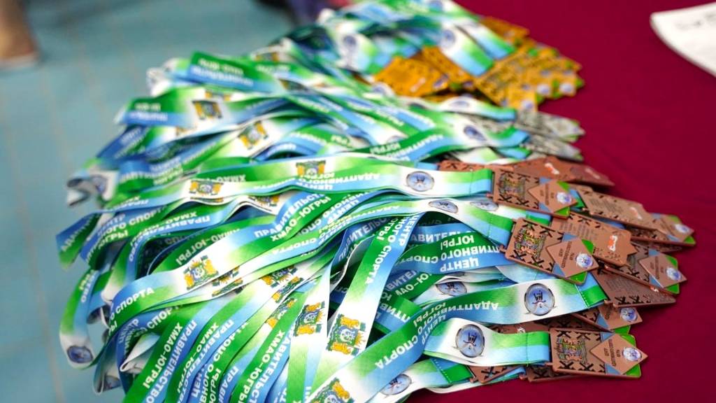 Югорские спортсмены разыграли 80 комплектов наград на окружных соревнованиях по плаванию