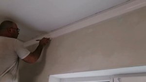 Покраска потолочного багета