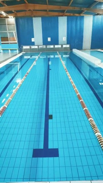 Поплавали в пустом бассейне вдвоëм за 300 рублей. Кайф💦 смотреть онлайн