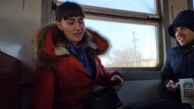 Раздача газет ПРАВО на ПРАВДУ в электричке #ЯШАРЮ смотреть онлайн