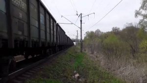 Перегоняет местный. Электровоз 3ЭС5К-421 "Ермак" с перегоняемым 3ЭС5К-010 "Ермак" и грузовым поездо