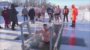 Крещенское купание. г.Ачинск. 19.01.24г. Автор видео Елена Цыганова.