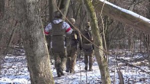 Российские военные проводят зачистку местности от групп боевиков в Курской области