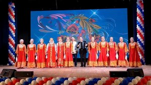 Лются песни крылатые.