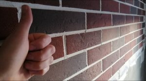 Монтаж гибкого кирпича на стену.