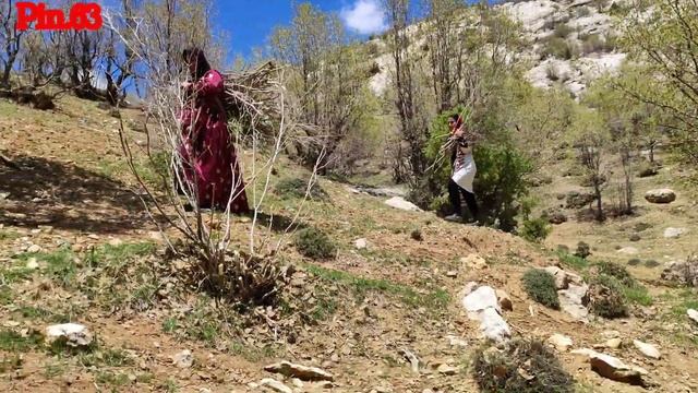 Fighting despair: building a shelter roof, by a brave mother and daughter смотреть онлайн