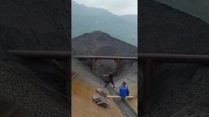 Строительство, разгрузка баржи