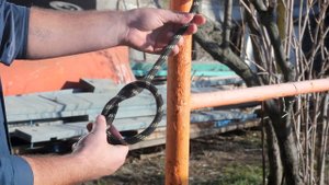 Интересный и надежный способ привязывания веревки к опоре