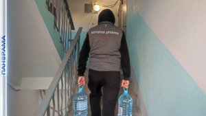 Адресная помощь пенсионерам! Волонтёры Народной Дружины доставили питьевую воду жительнице Енакиево