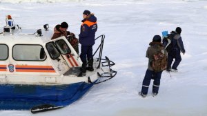 Десятки рыбаков застряли на отколовшейся льдине на Сахалине