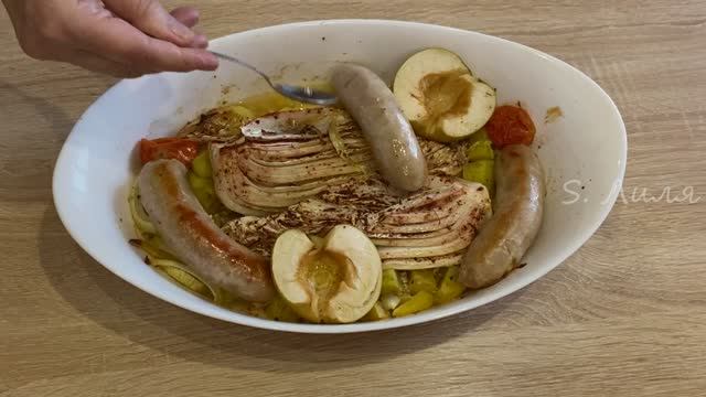 Колбаски с капустой и картошкой в духовке.