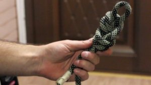 Проводник восьмерка. Вязка узлов. Петля на веревке.