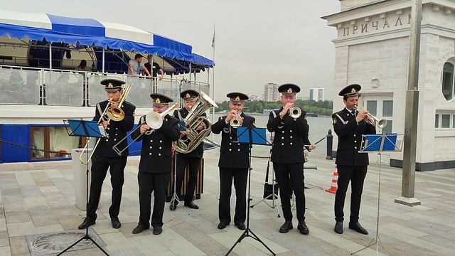 песня "Любите, девушки, простых романтиков" - духовой оркестр моряков