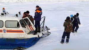 Триста человек уплыли на отколовшейся льдине в Охотское море на Сахалине
