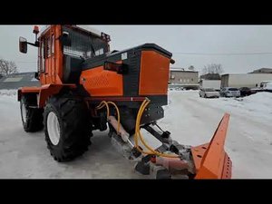 Промышленный трактор КРТ-180.06 с развернутой на 180° кабиной и ХУМ