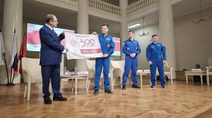 Космонавты «Роскосмоса» передали в СПбГУ флаг, побывавший на борту МКС