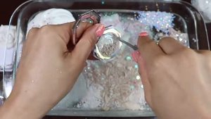 СЛАЙМ Белая жемчужна - смешиваем косметику, другие материалы и белую жемчужную слизь в слайм! Самое