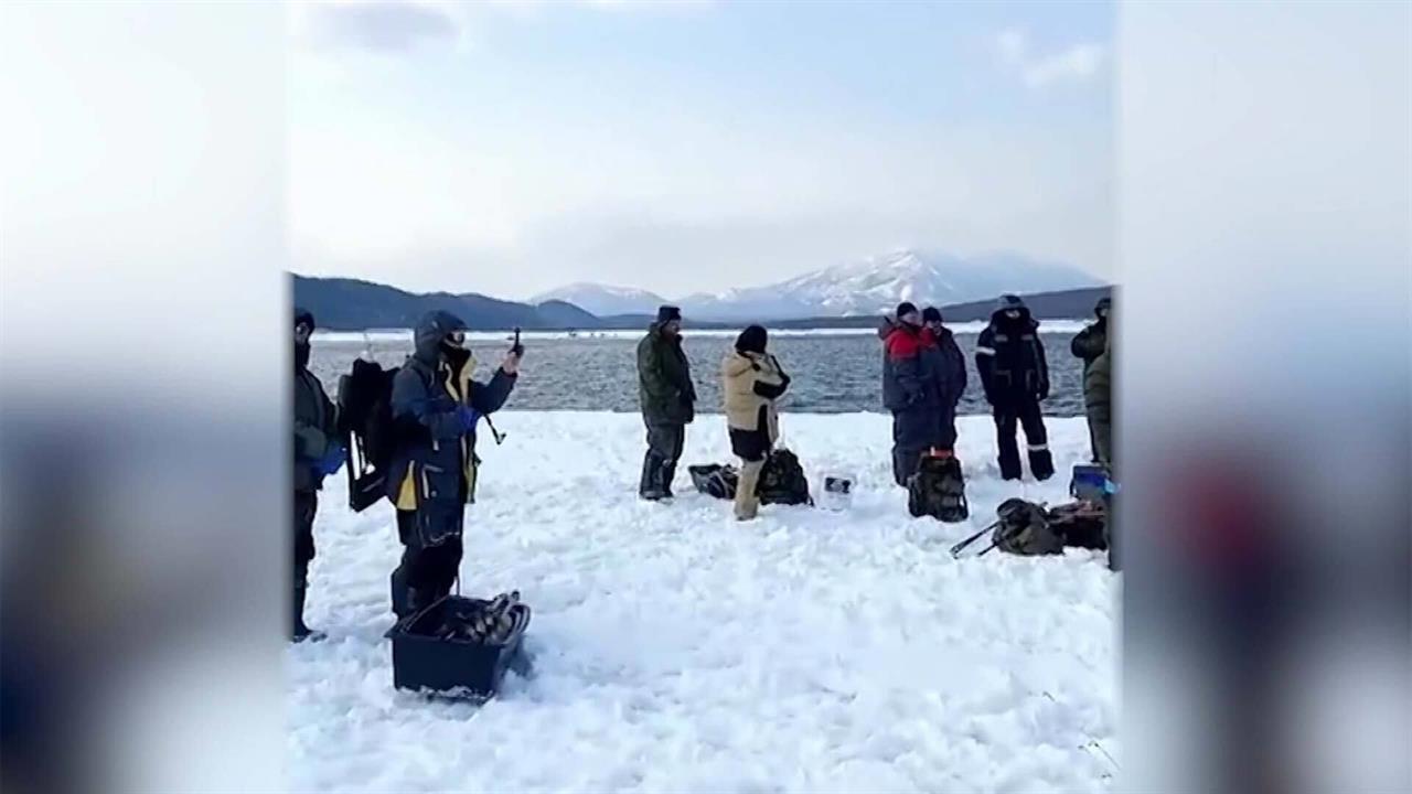 На Сахалине провели масштабную операцию по спасению рыбаков с дрейфующей льдины