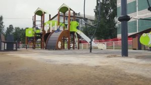 Укладка черной резиновой крошки с клеем Union Polymers на детской площадке в России