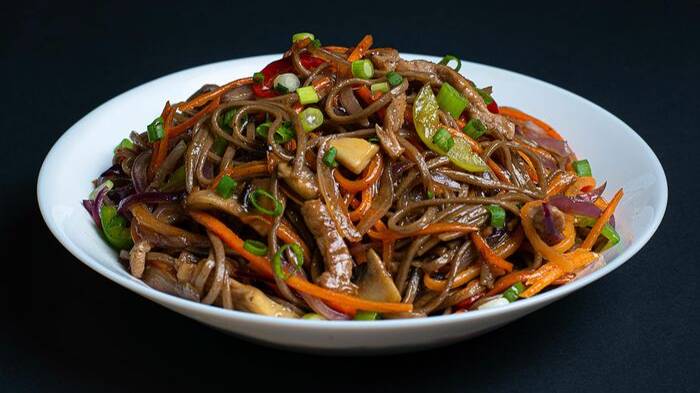 Лапша WOK!Соба со свининой и овощами в соусе терияки. смотреть онлайн