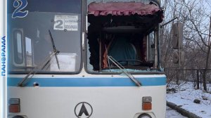 ❗️Три человека ранены, автобус повреждён: вражеские «птички» постоянно кружат в небе над Горловкой