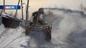 Спасение города от снега. В Южно-Сахалинске продолжается расчистка улиц, дворов и крыш