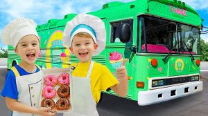 Влад и Ники. Дети исследуют ФУРГОН с ЕДОЙ! Видео для детей.