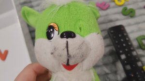 Плюшевая собачка задорно смеется и играет