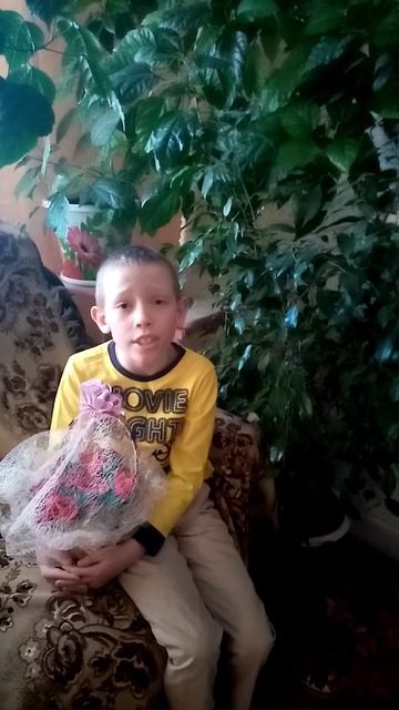 Захар читает стихотворение о весне, о мамином дне смотреть онлайн