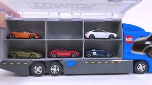 Маленькие машинки хранятся в грузовой транспортировочном колонне