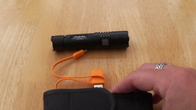 FOLOMOV TOUR B4 Torch/Powerbank review by UK EDC смотреть онлайн