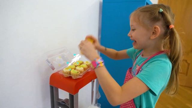 Alena catch a Thief - Alena and Mama Pretend Play Funny Police Video for Children by Chiko tv смотреть онлайн