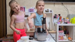 Двойняшки ДвеНяшки готовят молочный коктейль